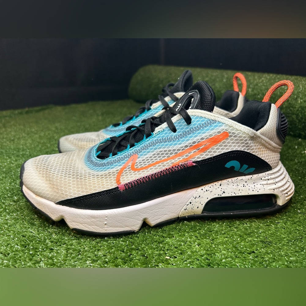 NIKE Air Max 2090 White/Turf Orange/Black size 6.5Y/ Womens Size 8 Running Shoes